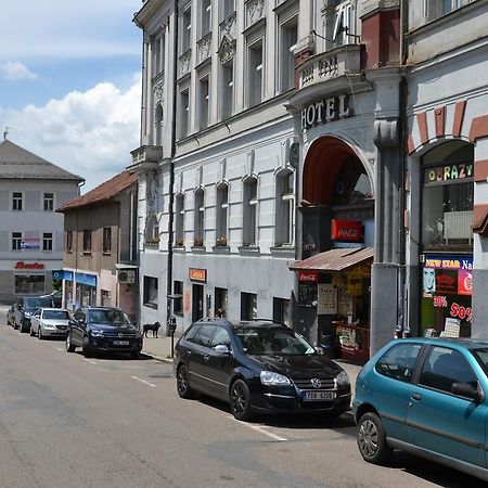 Hotel Posta Бенешов Экстерьер фото