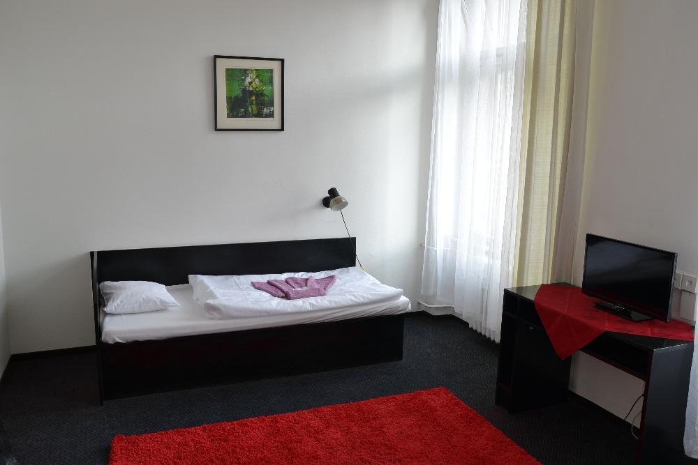 Hotel Posta Бенешов Экстерьер фото