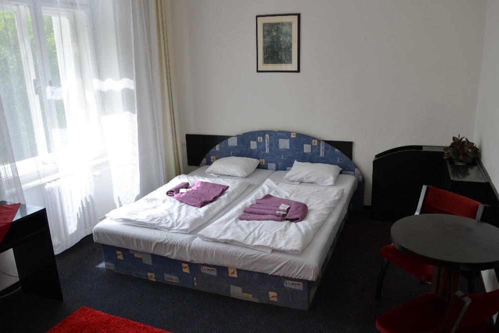 Hotel Posta Бенешов Экстерьер фото