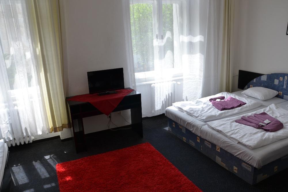 Hotel Posta Бенешов Экстерьер фото