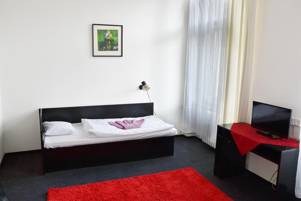 Hotel Posta Бенешов Экстерьер фото