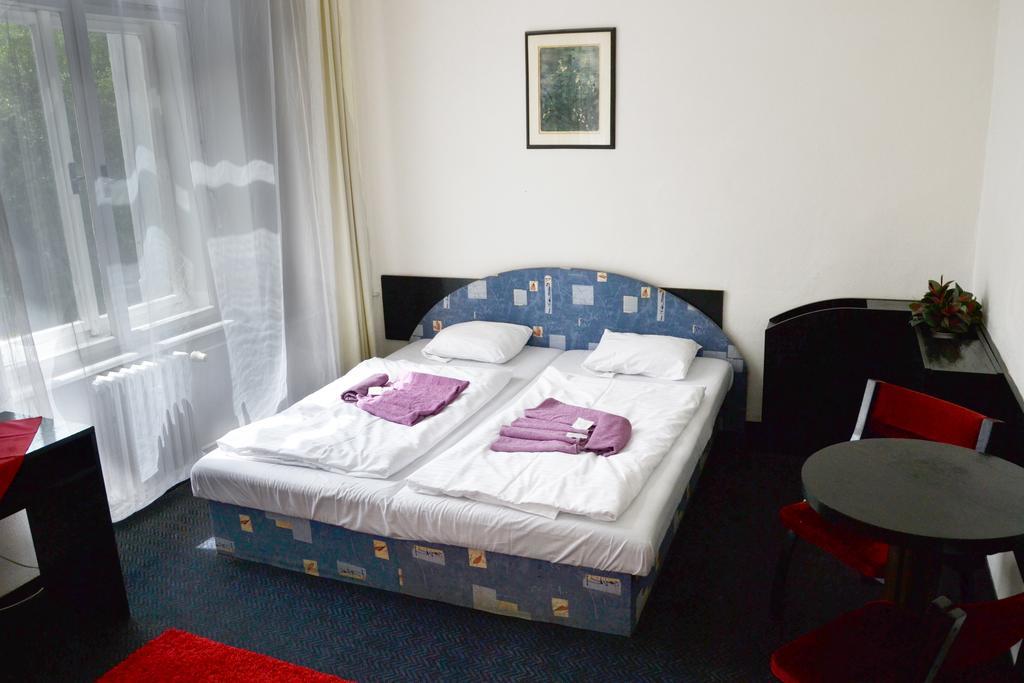 Hotel Posta Бенешов Экстерьер фото