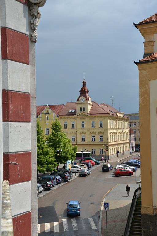 Hotel Posta Бенешов Экстерьер фото